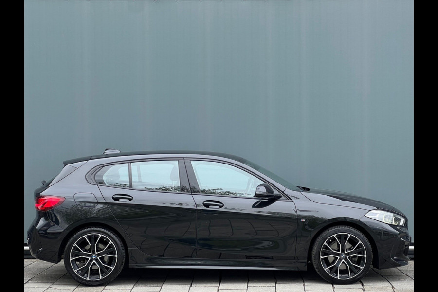 BMW 1-serie BWJ 2021 | 118i 136PK High Ex. AUTOMAAT | LEER | M-PAKKET | CLIMA | NAVI | SPORTSTOELEN | 18'' LMV | STOELVERW | CARPLAY |