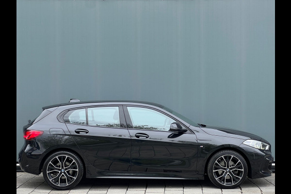 BMW 1-serie BWJ 2021 | 118i 136PK High Ex. AUTOMAAT | LEER | M-PAKKET | CLIMA | NAVI | SPORTSTOELEN | 18'' LMV | STOELVERW | CARPLAY |