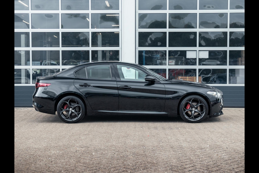 Alfa Romeo Giulia 2.0T Super | Veloce Pack | 19" | BSM | Adapt. Cruise | Xenon | Apple Carplay | PDC | Flippers | Camera | Stoel&Stuur Verw. | Premium Audio