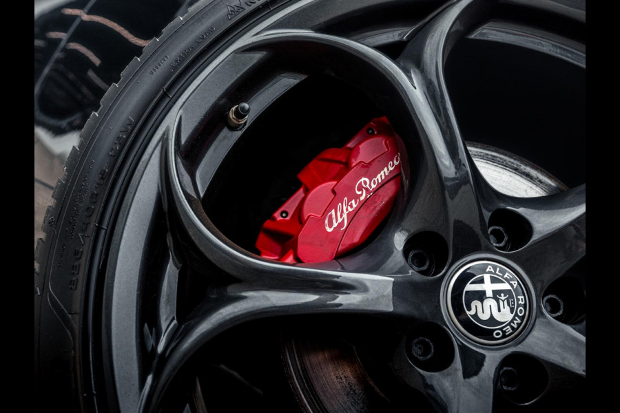 Alfa Romeo Giulia 2.0T Super | Veloce Pack | 19" | BSM | Adapt. Cruise | Xenon | Apple Carplay | PDC | Flippers | Camera | Stoel&Stuur Verw. | Premium Audio
