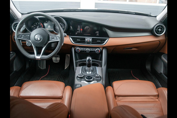 Alfa Romeo Giulia 2.0T Super | Veloce Pack | 19" | BSM | Adapt. Cruise | Xenon | Apple Carplay | PDC | Flippers | Camera | Stoel&Stuur Verw. | Premium Audio