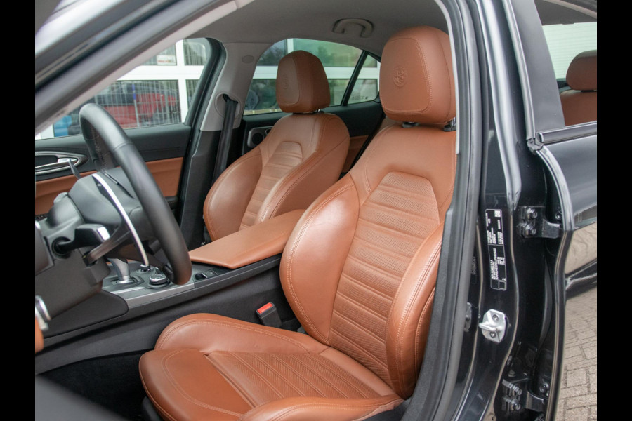 Alfa Romeo Giulia 2.0T Super | Veloce Pack | 19" | BSM | Adapt. Cruise | Xenon | Apple Carplay | PDC | Flippers | Camera | Stoel&Stuur Verw. | Premium Audio