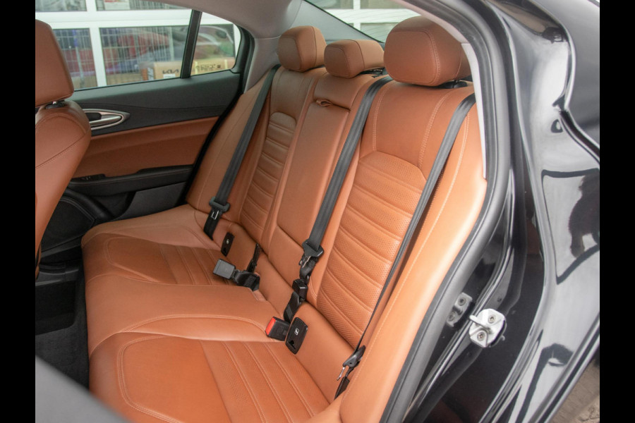 Alfa Romeo Giulia 2.0T Super | Veloce Pack | 19" | BSM | Adapt. Cruise | Xenon | Apple Carplay | PDC | Flippers | Camera | Stoel&Stuur Verw. | Premium Audio