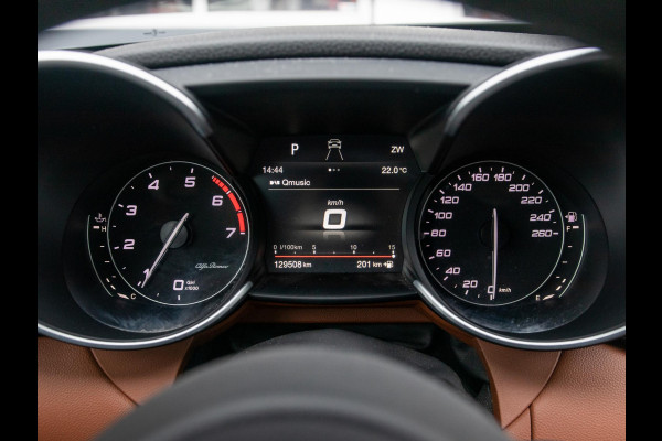 Alfa Romeo Giulia 2.0T Super | Veloce Pack | 19" | BSM | Adapt. Cruise | Xenon | Apple Carplay | PDC | Flippers | Camera | Stoel&Stuur Verw. | Premium Audio