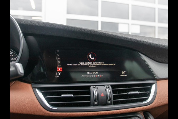 Alfa Romeo Giulia 2.0T Super | Veloce Pack | 19" | BSM | Adapt. Cruise | Xenon | Apple Carplay | PDC | Flippers | Camera | Stoel&Stuur Verw. | Premium Audio
