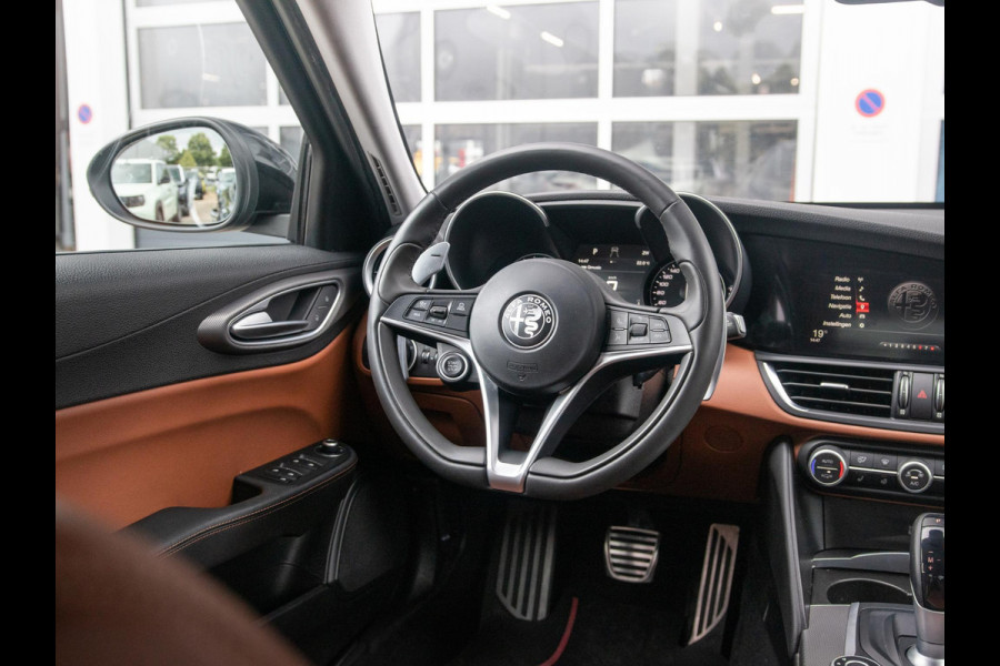 Alfa Romeo Giulia 2.0T Super | Veloce Pack | 19" | BSM | Adapt. Cruise | Xenon | Apple Carplay | PDC | Flippers | Camera | Stoel&Stuur Verw. | Premium Audio