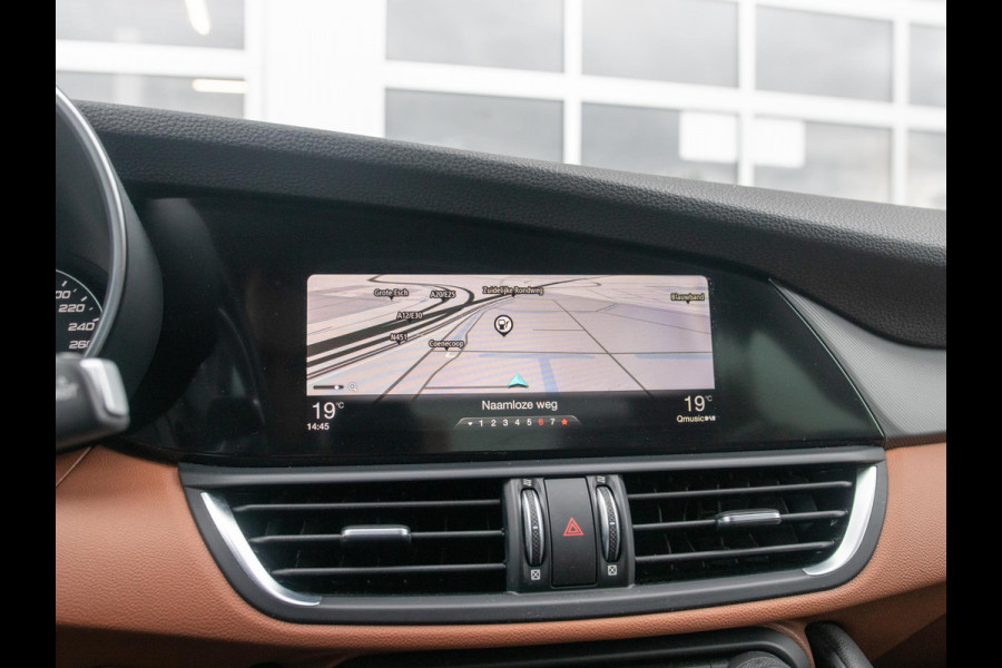 Alfa Romeo Giulia 2.0T Super | Veloce Pack | 19" | BSM | Adapt. Cruise | Xenon | Apple Carplay | PDC | Flippers | Camera | Stoel&Stuur Verw. | Premium Audio