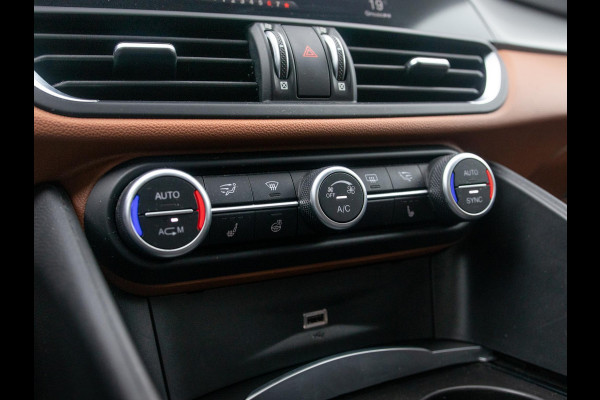 Alfa Romeo Giulia 2.0T Super | Veloce Pack | 19" | BSM | Adapt. Cruise | Xenon | Apple Carplay | PDC | Flippers | Camera | Stoel&Stuur Verw. | Premium Audio