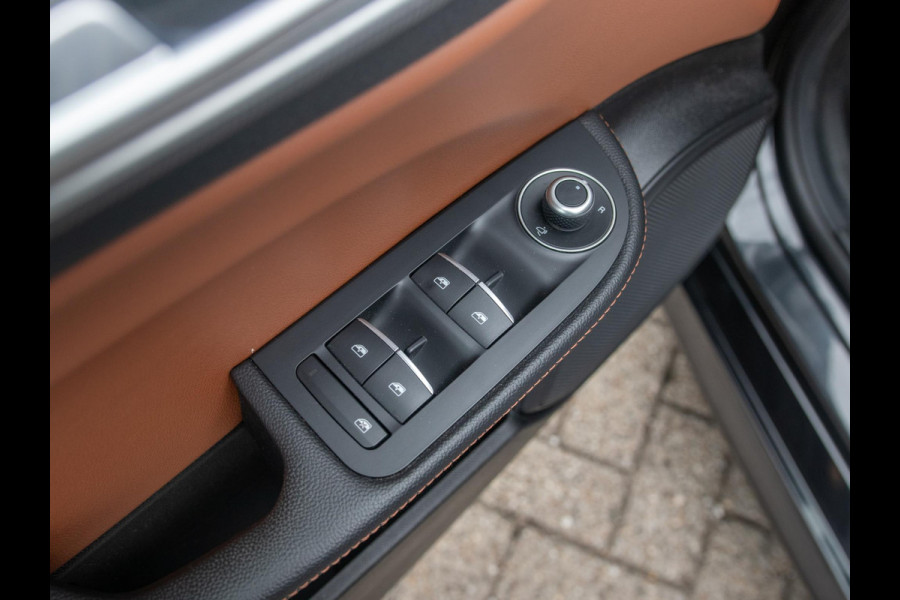 Alfa Romeo Giulia 2.0T Super | Veloce Pack | 19" | BSM | Adapt. Cruise | Xenon | Apple Carplay | PDC | Flippers | Camera | Stoel&Stuur Verw. | Premium Audio