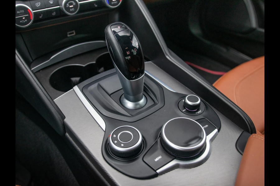 Alfa Romeo Giulia 2.0T Super | Veloce Pack | 19" | BSM | Adapt. Cruise | Xenon | Apple Carplay | PDC | Flippers | Camera | Stoel&Stuur Verw. | Premium Audio