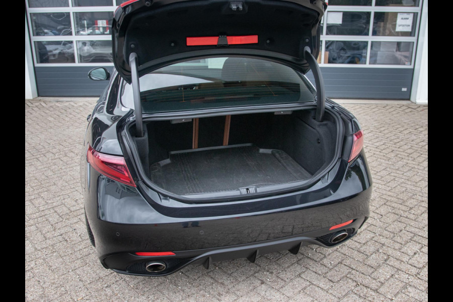 Alfa Romeo Giulia 2.0T Super | Veloce Pack | 19" | BSM | Adapt. Cruise | Xenon | Apple Carplay | PDC | Flippers | Camera | Stoel&Stuur Verw. | Premium Audio