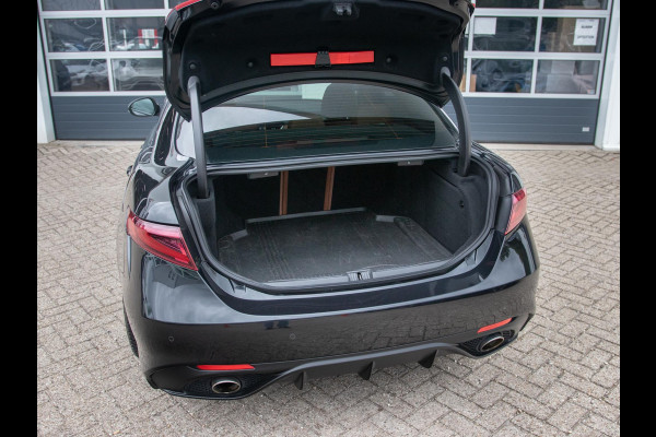 Alfa Romeo Giulia 2.0T Super | Veloce Pack | 19" | BSM | Adapt. Cruise | Xenon | Apple Carplay | PDC | Flippers | Camera | Stoel&Stuur Verw. | Premium Audio