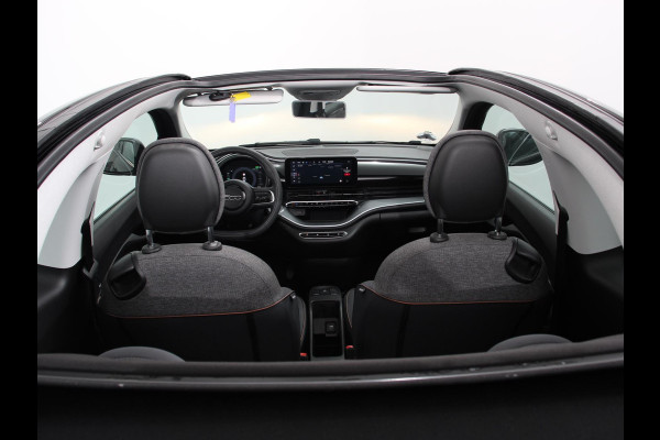 Fiat 500E C Icon 42 kWh Automaat Climate control Cruise control Parkeersensoren Achteruitrijcamera Keyless Navigatie Apple Carplay/ Android Auto Lichtmetalen velgen Radio