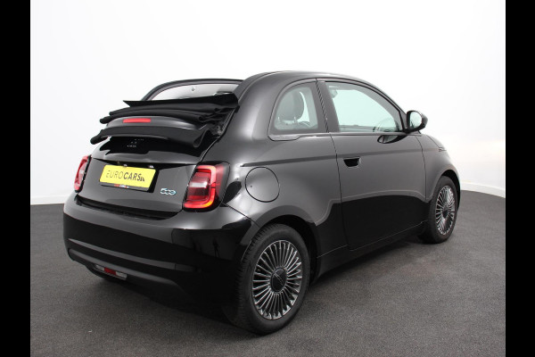 Fiat 500E C Icon 42 kWh Automaat Climate control Cruise control Parkeersensoren Achteruitrijcamera Keyless Navigatie Apple Carplay/ Android Auto Lichtmetalen velgen Radio