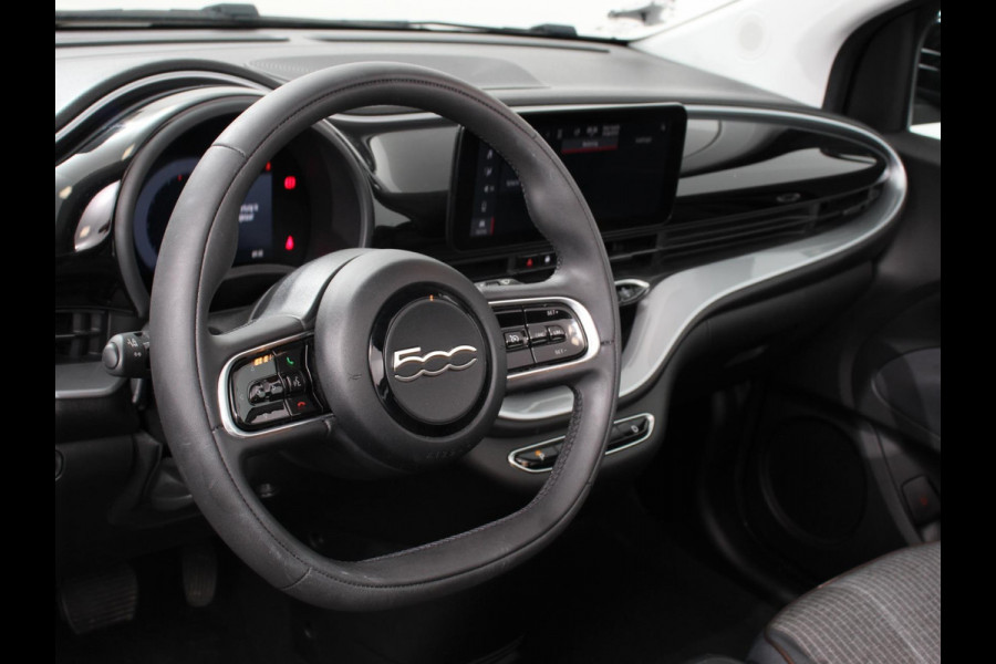Fiat 500E C Icon 42 kWh Automaat Climate control Cruise control Parkeersensoren Achteruitrijcamera Keyless Navigatie Apple Carplay/ Android Auto Lichtmetalen velgen Radio