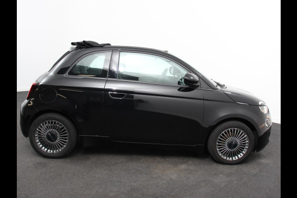 Fiat 500E C Icon 42 kWh Automaat Climate control Cruise control Parkeersensoren Achteruitrijcamera Keyless Navigatie Apple Carplay/ Android Auto Lichtmetalen velgen Radio
