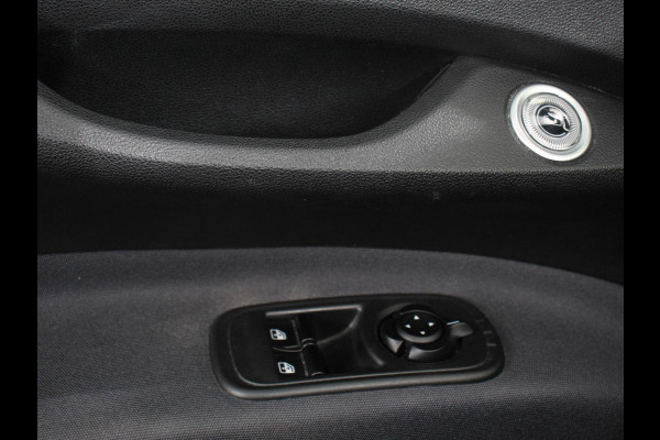 Fiat 500E C Icon 42 kWh Automaat Climate control Cruise control Parkeersensoren Achteruitrijcamera Keyless Navigatie Apple Carplay/ Android Auto Lichtmetalen velgen Radio