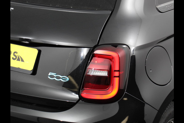 Fiat 500E C Icon 42 kWh Automaat Climate control Cruise control Parkeersensoren Achteruitrijcamera Keyless Navigatie Apple Carplay/ Android Auto Lichtmetalen velgen Radio