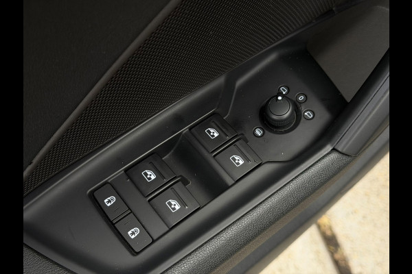 Audi A3 Sportback 35 TFSI S edition (Dealer OnderH, Panorama, Navi, Carplay, StoelV,Leder, Lane Assist, Addapt Cruise, Etc)