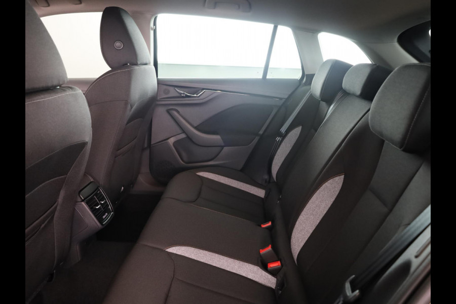 Škoda SCALA 1.0 TSI Edition | Stoel- en stuurverwarming| Trekhaak | Draadloos laden | 16 inch lichtmetalen velgen|