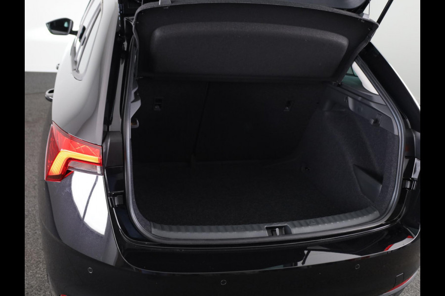 Škoda SCALA 1.0 TSI Edition | Stoel- en stuurverwarming| Trekhaak | Draadloos laden | 16 inch lichtmetalen velgen|