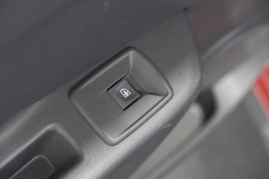 Dacia Sandero TCe 90 Tech Road | Trekhaak | Navigatie | Parkeersensoren
