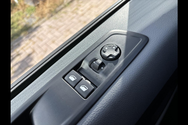 Opel Vivaro-e Combi L2H1 50 kWh 136 PK | 9.585 KM! | Climate Control | 9-persoons | Dubbele Zij-Schuifdeur | Privacy-Glass