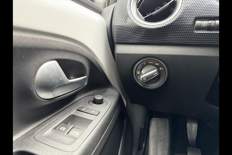 Volkswagen up! 1.0 | Airco | CC | Camera | Stoelverwarming | Navi via App | DAB+ |