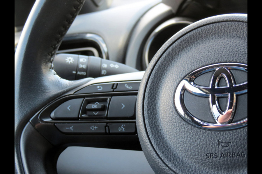 Toyota Yaris 1.5 Hybrid Executive Bi-Tone | LED KOPLAMPEN | HALF LEDER | APPLE CARPLAY | 17 INCH VELGEN | DAB+ | STOELVERWARMING |