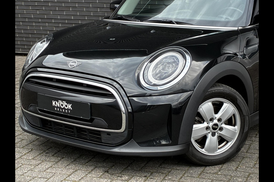 MINI Hatchback Cooper Essential Automaat 3 deurs / Navigatiesysteem / Climate Control / Parkeersensoren achter / Bluetooth / Driving Assistant / LED / Lichtpakket / DAB / Sfeerverlichting