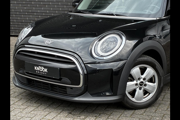 MINI Hatchback Cooper Essential Automaat 3 deurs / Navigatiesysteem / Climate Control / Parkeersensoren achter / Bluetooth / Driving Assistant / LED / Lichtpakket / DAB / Sfeerverlichting