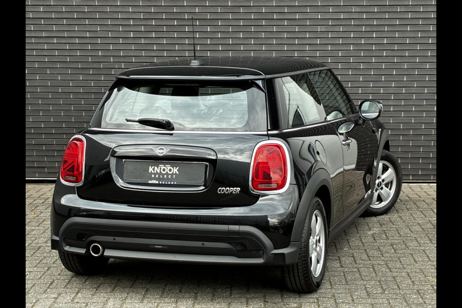 MINI Hatchback Cooper Essential Automaat 3 deurs / Navigatiesysteem / Climate Control / Parkeersensoren achter / Bluetooth / Driving Assistant / LED / Lichtpakket / DAB / Sfeerverlichting