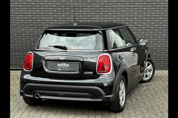 MINI Hatchback Cooper Essential Automaat 3 deurs / Navigatiesysteem / Climate Control / Parkeersensoren achter / Bluetooth / Driving Assistant / LED / Lichtpakket / DAB / Sfeerverlichting