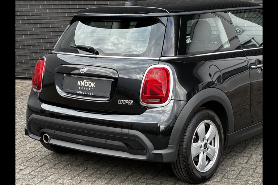MINI Hatchback Cooper Essential Automaat 3 deurs / Navigatiesysteem / Climate Control / Parkeersensoren achter / Bluetooth / Driving Assistant / LED / Lichtpakket / DAB / Sfeerverlichting