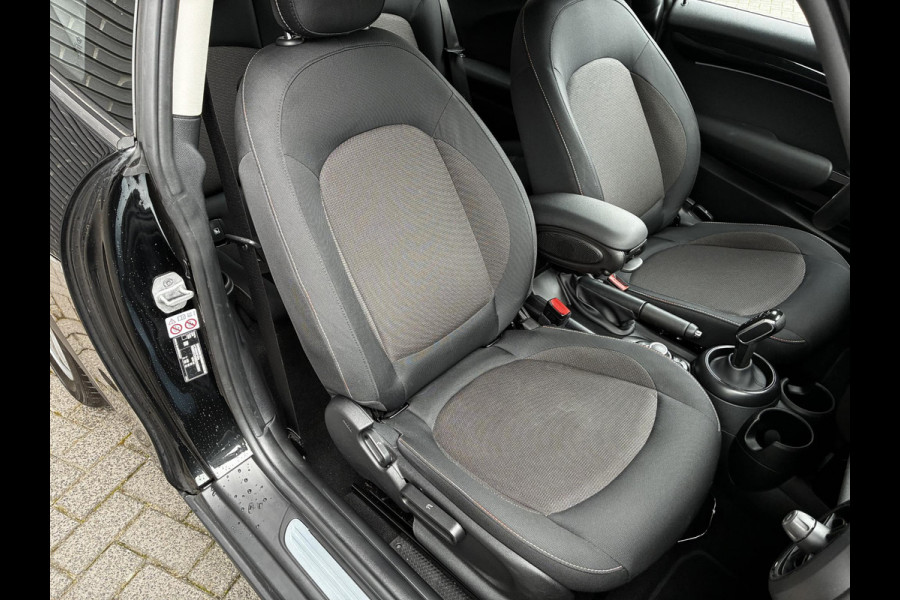 MINI Hatchback Cooper Essential Automaat 3 deurs / Navigatiesysteem / Climate Control / Parkeersensoren achter / Bluetooth / Driving Assistant / LED / Lichtpakket / DAB / Sfeerverlichting