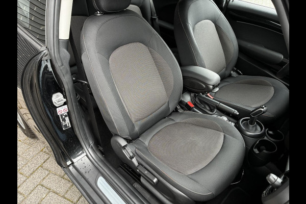 MINI Hatchback Cooper Essential Automaat 3 deurs / Navigatiesysteem / Climate Control / Parkeersensoren achter / Bluetooth / Driving Assistant / LED / Lichtpakket / DAB / Sfeerverlichting
