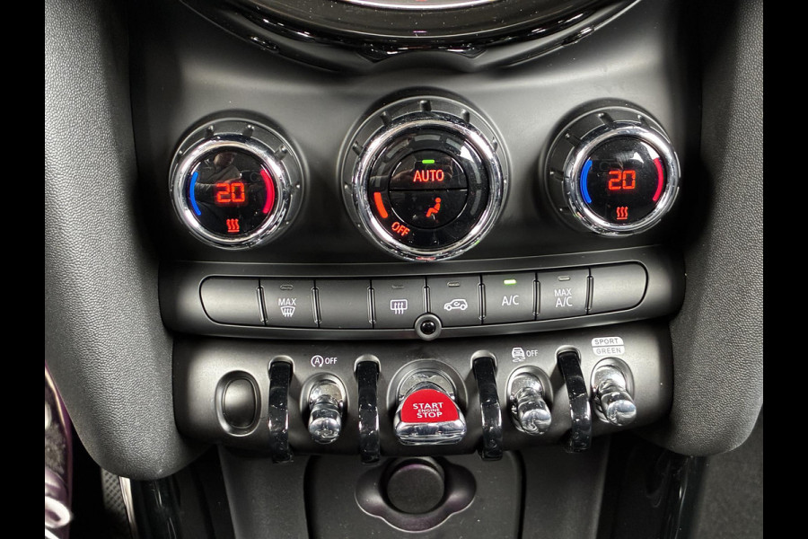 MINI Hatchback Cooper Essential Automaat 3 deurs / Navigatiesysteem / Climate Control / Parkeersensoren achter / Bluetooth / Driving Assistant / LED / Lichtpakket / DAB / Sfeerverlichting