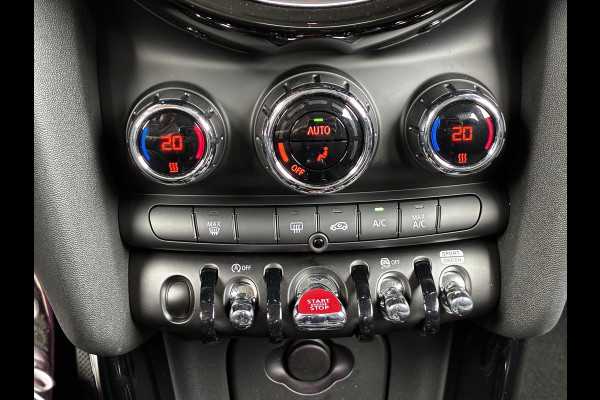 MINI Hatchback Cooper Essential Automaat 3 deurs / Navigatiesysteem / Climate Control / Parkeersensoren achter / Bluetooth / Driving Assistant / LED / Lichtpakket / DAB / Sfeerverlichting