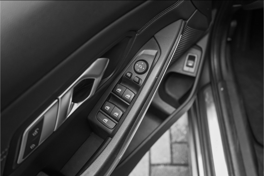 BMW 3 Serie Touring 320i High Executive Sportline Stoelverw Camera HiFi 17"
