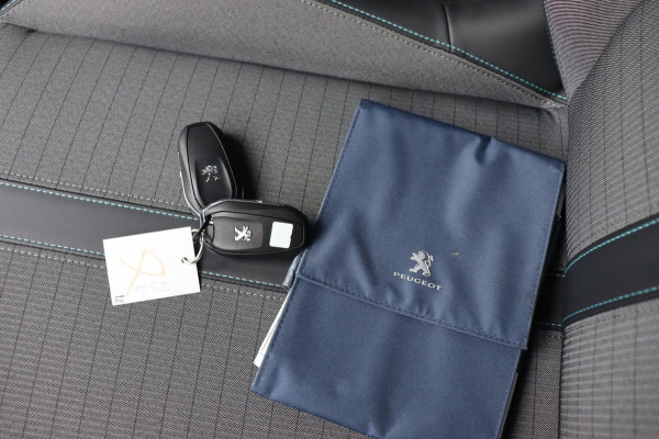 Peugeot 2008 1.2 PureTech Blue Lease Allure org.NL 3D-dashboard camera trekhaak h.leer+verw.