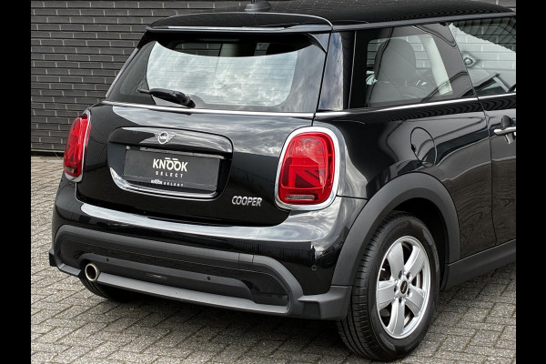 MINI Hatchback Cooper Essential Automaat 3 deurs / Navigatiesysteem / Driving Assistant / Climate Control / Parkeersensoren achter / Bluetooth / Sfeerverlichting  / LED / Lichtpakket / DAB