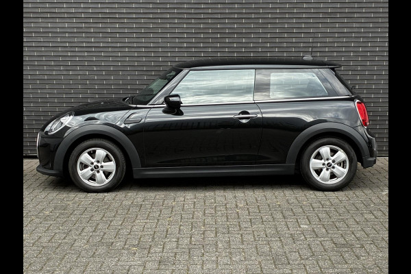 MINI Hatchback Cooper Essential Automaat 3 deurs / Navigatiesysteem / Driving Assistant / Climate Control / Parkeersensoren achter / Bluetooth / Sfeerverlichting  / LED / Lichtpakket / DAB