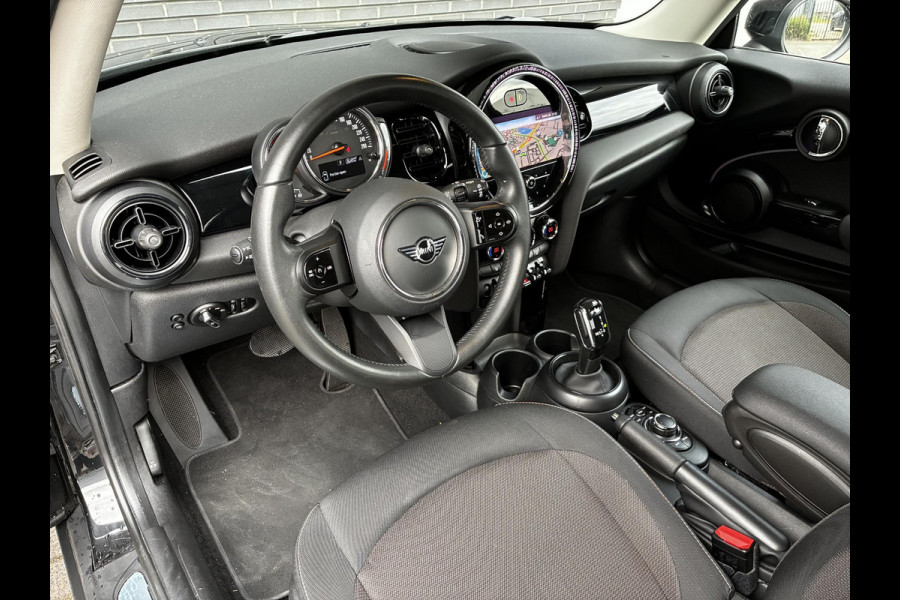 MINI Hatchback Cooper Essential Automaat 3 deurs / Navigatiesysteem / Driving Assistant / Climate Control / Parkeersensoren achter / Bluetooth / Sfeerverlichting  / LED / Lichtpakket / DAB