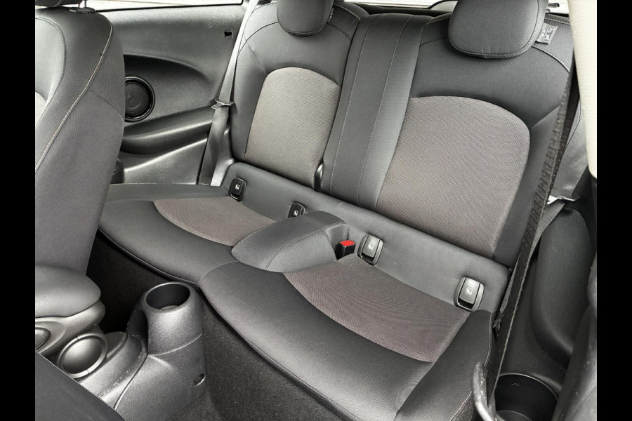 MINI Hatchback Cooper Essential Automaat 3 deurs / Navigatiesysteem / Driving Assistant / Climate Control / Parkeersensoren achter / Bluetooth / Sfeerverlichting  / LED / Lichtpakket / DAB