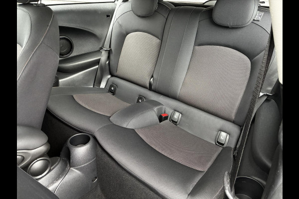 MINI Hatchback Cooper Essential Automaat 3 deurs / Navigatiesysteem / Driving Assistant / Climate Control / Parkeersensoren achter / Bluetooth / Sfeerverlichting  / LED / Lichtpakket / DAB