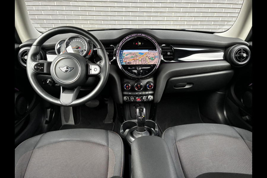 MINI Hatchback Cooper Essential Automaat 3 deurs / Navigatiesysteem / Driving Assistant / Climate Control / Parkeersensoren achter / Bluetooth / Sfeerverlichting  / LED / Lichtpakket / DAB