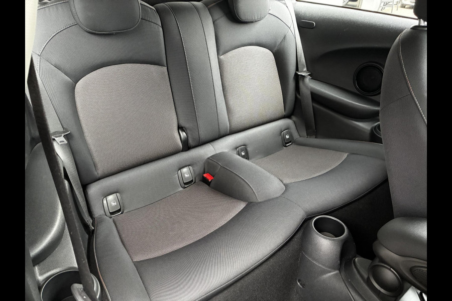 MINI Hatchback Cooper Essential Automaat 3 deurs / Navigatiesysteem / Driving Assistant / Climate Control / Parkeersensoren achter / Bluetooth / Sfeerverlichting  / LED / Lichtpakket / DAB