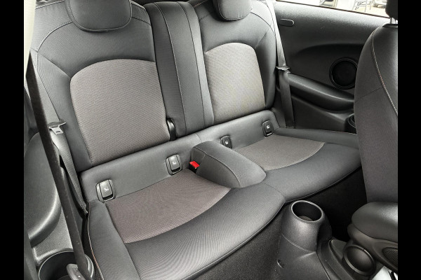 MINI Hatchback Cooper Essential Automaat 3 deurs / Navigatiesysteem / Driving Assistant / Climate Control / Parkeersensoren achter / Bluetooth / Sfeerverlichting  / LED / Lichtpakket / DAB