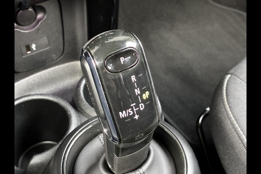 MINI Hatchback Cooper Essential Automaat 3 deurs / Navigatiesysteem / Driving Assistant / Climate Control / Parkeersensoren achter / Bluetooth / Sfeerverlichting  / LED / Lichtpakket / DAB