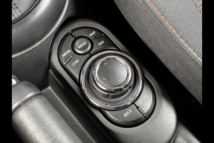 MINI Hatchback Cooper Essential Automaat 3 deurs / Navigatiesysteem / Driving Assistant / Climate Control / Parkeersensoren achter / Bluetooth / Sfeerverlichting  / LED / Lichtpakket / DAB